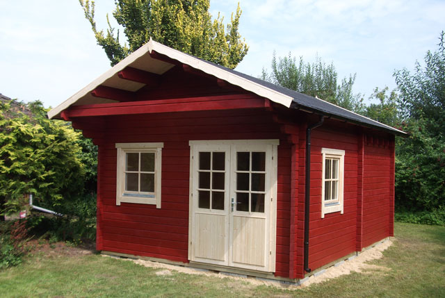 Rotes Gartenhaus aus Holz