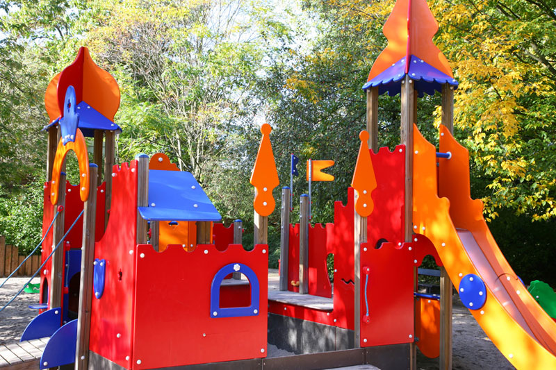 Spielgeräte oder Spielhäuser für Kindergarten und Spielplatz